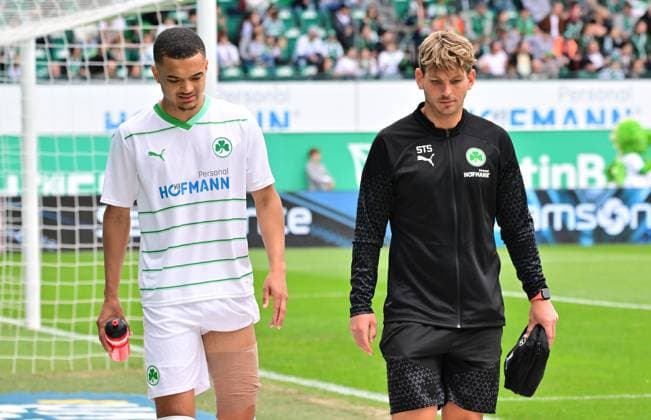 04 05 2024 Soccer Season 2023 2024 2 Soccer Bundesliga 32 Matchday SpVgg Greuther Fürth Kleeblatt TSV Eintracht Braunschweig BTSV Sportfoto Zink MeZi xmexzix DFL regulations prohibit any use of photographs as image sequences and or quasi video only for editorial use Maximilian Solomon Dietz 33, SpVgg Greuther Fürth ver Dr Stefan Söllner Team Doctor SpVgg Greuther Fürth