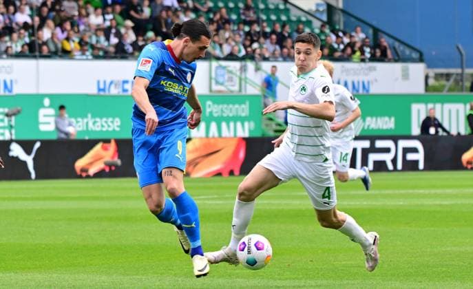 04 05 2024 Soccer Season 2023 2024 2 Soccer Bundesliga 32 Matchday SpVgg Greuther Fürth Kleeblatt TSV Eintracht Braunschweig BTSV Sportfoto Zink MeZi xmexzix DFL regulations prohibit any use of photographs as image sequences and or quasi video only for editorial use Rayan Philippe 9, Eintracht Braunschweig BTSV EBS Damian Michalski 4, SpVgg Greuther Fürth, rechts