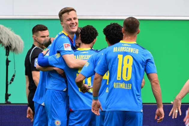 04 05 2024 Soccer Season 2023 2024 2 Soccer Bundesliga 32 Matchday SpVgg Greuther Fürth Kleeblatt TSV Eintracht Braunschweig BTSV Sportfoto Zink MeZi xmexzix DFL regulations prohibit any use of photographs as image sequences and or quasi video only for editorial use Torjubel Jubel Freude nach Treffer Tor Torschuß zum 0 1 durch Thorir Johann Helgason 20, Eintracht Braunschweig BTSV EBS