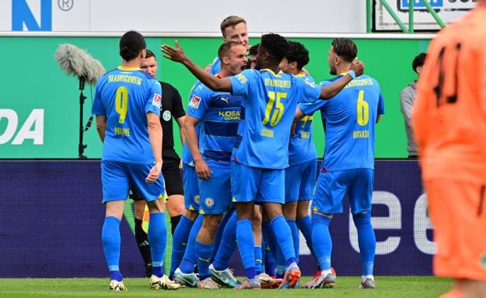 04 05 2024 Fußball Saison 2023 2024 2 Fussball Bundesliga 32 Spieltag SpVgg Greuther Fürth Kleeblatt TSV Eintracht Braunschweig BTSV Sportfoto Zink MeZi xmexzix DFL regulations prohibit any use of photographs as image sequences and or quasi video only for editorial use Torjubel Jubel Freude nach Treffer Tor Torschuß zum 0 1 durch Thorir Johann Helgason 20, Eintracht Braunschweig BTSV EBS with Rayan Philippe 9, Eintracht Braunschweig BTSV EBS Marvin Rittmüller Rittmueller 18, Eintracht Braunschweig BTSV EBS Anderson Lucoqui 15, Eintracht Braunschweig BTSV EBS Ermin Bicakcic 6, Eintracht Braunschweig BTSV EBS