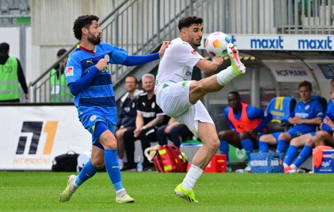 04 05 2024 Soccer Season 2023 2024 2 Soccer Bundesliga 32 Matchday SpVgg Greuther Fürth Kleeblatt TSV Eintracht Braunschweig BTSV Sportfoto Zink MeZi xmexzix DFL regulations prohibit any use of photographs as image sequences and or quasi video only for editorial use Fabio Kaufmann 37, Eintracht Braunschweig BTSV EBS Oualid Mhamdi 3, SpVgg Greuther Fürth, rechts