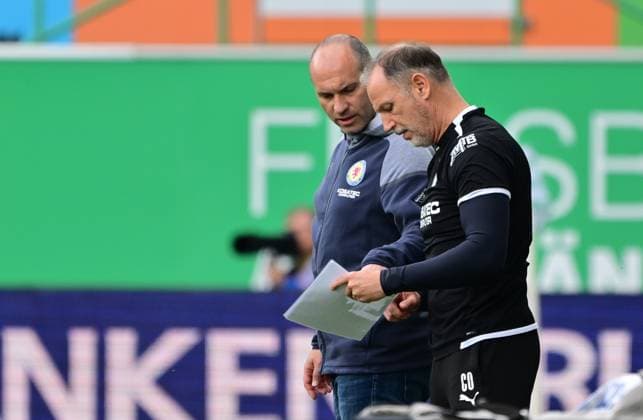 04 05 2024 Soccer Season 2023 2024 2 Soccer Bundesliga 32 Matchday SpVgg Greuther Fürth Kleeblatt TSV Eintracht Braunschweig BTSV Sportfoto Zink MeZi xmexzix DFL regulations prohibit any use of photographs as image sequences and or quasi video only for editorial use Daniel Scherning Trainer Eintracht Braunschweig BTSV EBS Andreas Zimmermann Co Trainer BTSV, rechts
