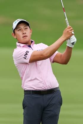 MCKINNEY, TX - MAY 04: Dylan Wu (USA) watches his approach shot sail towards the 10th green during the third round of the PGA, Golf Herren CJ CUP Byron Nelson on May 4, 2024, at TPC Craig Ranch in McKinney, TX. (Photo by David Buono Icon Sportswire) GOLF: MAY 04 PGA CJ CUP Byron Nelson EDITORIAL USE ONLY Icon240504062