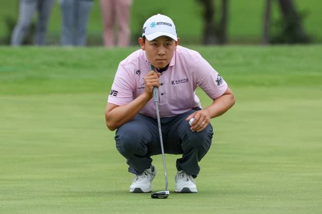 MCKINNEY, TX - MAY 04: Dylan Wu (USA) kneels down to reads the 10th green during the third round of the PGA, Golf Herren CJ CUP Byron Nelson on May 4, 2024, at TPC Craig Ranch in McKinney, TX. (Photo by David Buono Icon Sportswire) GOLF: MAY 04 PGA CJ CUP Byron Nelson EDITORIAL USE ONLY Icon240504067