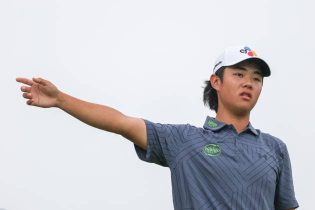 MCKINNEY, TX - MAY 04: Kris Kim (a) (ENG) points towards the right after teeing off on the 11th hole during the third round of the PGA, Golf Herren CJ CUP Byron Nelson on May 4, 2024, at TPC Craig Ranch in McKinney, TX. (Photo by David Buono Icon Sportswire) GOLF: MAY 04 PGA CJ CUP Byron Nelson EDITORIAL USE ONLY Icon240504082