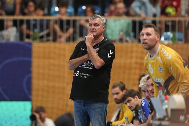 04 05 2024, xtgx, Handball 2 Handballbundesliga, 1 VfL Potsdam TV Grosswallstadt emspor, v l Michael Roth Grosswallstadt, Coach thoughtful Potsdam