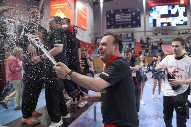 04 05 2024, xtgx, Handball 2 Handballbundesliga, 1 VfL Potsdam TV Grosswallstadt emspor, f l Hans Robert Bob Hanning Potsdam, coach celebrating the victory, cheering after the game, champagne, champagne shower Potsdam