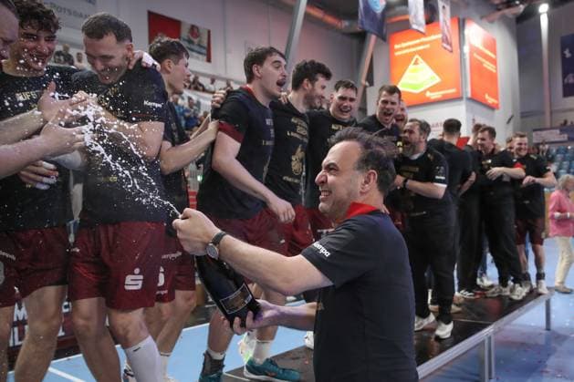 04 05 2024, xtgx, Handball 2 Handballbundesliga, 1 VfL Potsdam TV Grosswallstadt emspor, f l Hans Robert Bob Hanning Potsdam, coach celebrating the victory, cheering after the game, champagne, champagne shower Potsdam