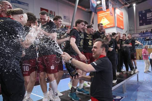 04 05 2024, xtgx, Handball 2 Handballbundesliga, 1 VfL Potsdam TV Grosswallstadt emspor, f l Hans Robert Bob Hanning Potsdam, coach celebrating the victory, cheering after the game, champagne, champagne shower Potsdam
