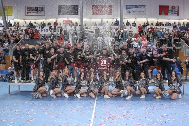 04 05 2024, xtgx, Handball 2 Handball Bundesliga, 1 VfL Potsdam TV GrossJubilation over the victory, Cheering after the end of the game, Ascend to the 1 Handball Bundesliga, Champagne, Champagne shower, Group picture, Team picture Potsdam