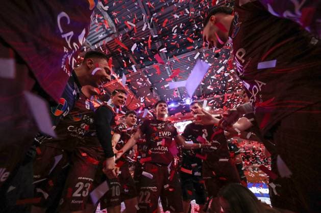 04 05 2024, xtgx, Handball 2 Handballbundesliga, 1 VfL Potsdam TV Grosswallstadt emspor, v l Potsdam jubilation over the victory, jubilation after the end of the game, Climbing up into the 1 Handball Bundesliga Potsdam