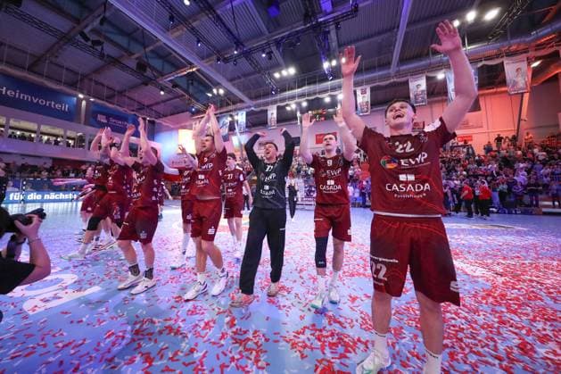04 05 2024, xtgx, Handball 2 Handballbundesliga, 1 VfL Potsdam TV Grosswallstadt emspor, v l Potsdam jubilation over the victory, jubilation after the end of the game, Climbing up into the 1 Handball Bundesliga Potsdam