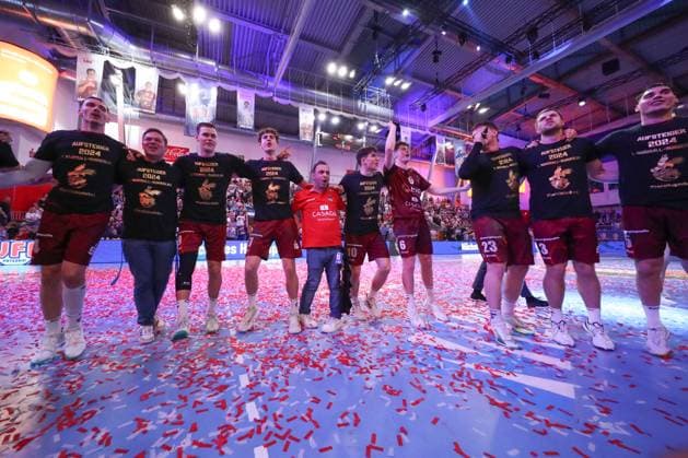 04 05 2024, xtgx, Handball 2 Handballbundesliga, 1 VfL Potsdam TV Grosswallstadt emspor, v l Potsdam jubilation over the victory, jubilation after the end of the game, Climbing up into the 1 Handball Bundesliga Potsdam