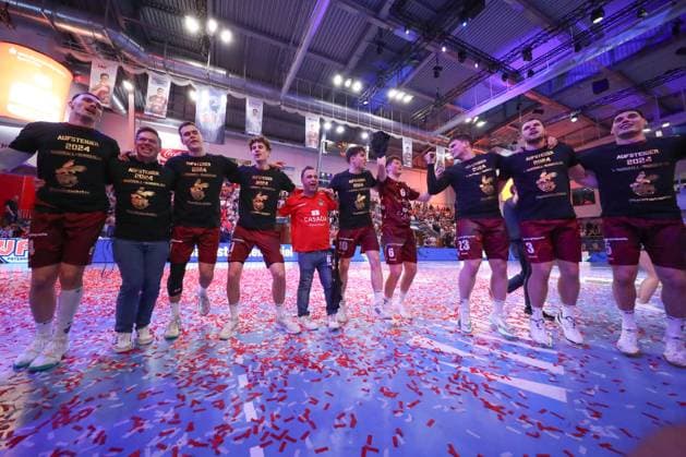04 05 2024, xtgx, Handball 2 Handballbundesliga, 1 VfL Potsdam TV Grosswallstadt emspor, v l Potsdam jubilation over the victory, jubilation after the end of the game, Climbing up into the 1 Handball Bundesliga Potsdam