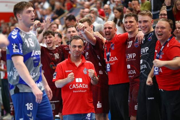 04 05 2024, xtgx, Handball 2 Handballbundesliga, 1 VfL Potsdam TV Grosswallstadt emspor, f l Hans Robert Bob Hanning Potsdam, coach celebrating the victory, cheering after the end of the game Potsdam