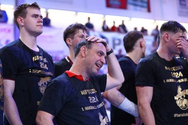 04 05 2024, xtgx, Handball 2 Handballbundesliga, 1 VfL Potsdam TV Grosswallstadt emspor, f l Hans Robert Bob Hanning Potsdam, coach jubilant over the victory, jubilation after the end of the game Potsdam