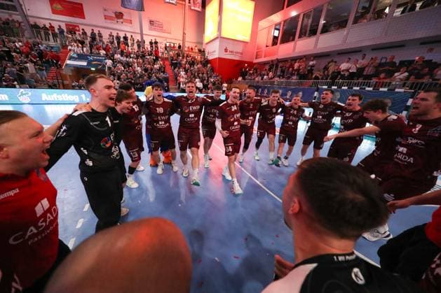 04 05 2024, xtgx, Handball 2 Handballbundesliga, 1 VfL Potsdam TV Grosswallstadt emspor, v l Potsdam jubilation over the victory, jubilation after the end of the game, promotion to the 1 Handball Bundesliga, Potsdam