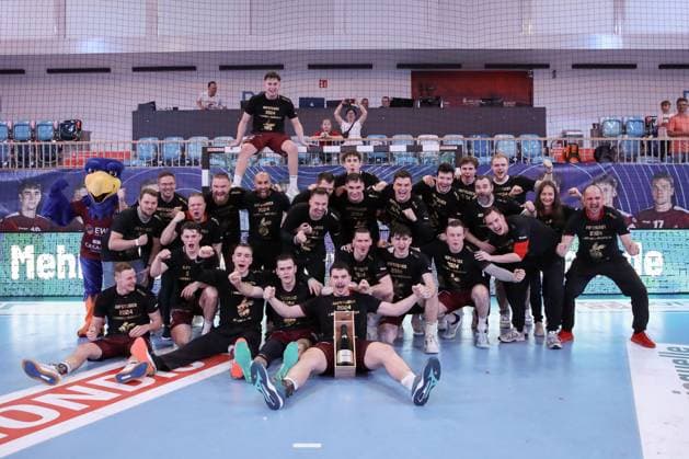 04 05 2024, xtgx, Handball 2 Handball Bundesliga, 1 VfL Potsdam TV Grosswallstadt emspor, v l Potsdam jubilation over the victory, jubilation after the end of the game, promotion to the 1 Handball Bundesliga, team picture, group picture Potsdam