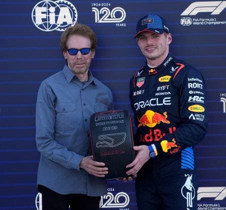 04 05 2024, Miami International Autodrome, Miami, Formula 1 Crypto com Miami Grand Prix,pictured US film producer Jerome Leon Jerry Bruckheimer congratulates Max Verstappen NLD , Oracle Red Bull Racing on pole position in Miami Defodi 506 20240504 hbr 5165 Defodi-506