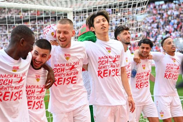 v.li: Serhou Yadaly GUIRASSY (VFB Stuttgart),Deniz UNDAV (VFB Stuttgart), Waldemar ANTON (VFB Stuttgart),Hiroki ITO (VFB Stuttgart), Atakan KARAZOR (VFB Stuttgart), Mahmoud DAHOUD (VFB Stuttgart), Jamie LEWELING (VFB Stuttgart) Schlussjubel vor den Stuttgarter Fans,Fussballfans in T-Shirts anlaesslich der Qualiffikation fuer die Champions League. Fussball 1. Bundesliga Saison 2023 2024, 32.Spieltag, Spieltag32 VFB Stuttgart - FC Bayern Muenchen 3-1 am 04.05.2024, MHP ARENA STUTTGART. *** from left Serhou Yadaly GUIRASSY VFB Stuttgart ,Deniz UNDAV VFB Stuttgart , Waldemar ANTON VFB Stuttgart ,Hiroki ITO VFB Stuttgart , Atakan KARAZOR VFB Stuttgart , Mahmoud DAHOUD VFB Stuttgart , Jamie LEWELING VFB Stuttgart Final celebration in front of the Stuttgart fans,Football fans in T-shirts on the occasion of the qualification for the Champions League Football 1 Bundesliga season 2023 2024, 32 Matchday, Matchday32 VFB Stuttgart FC Bayern Muenchen 3 1 on 04 05 2024, MHP ARENA STUTTGART