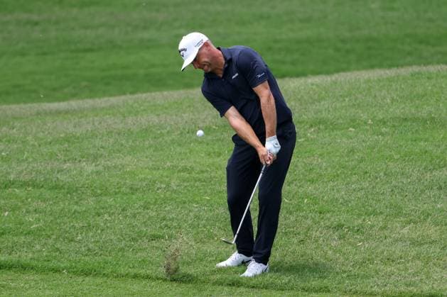MCKINNEY, TX - MAY 04: Alex Noren (SWE) chips onto the sixth green during the third round of the PGA, Golf Herren CJ CUP Byron Nelson on May 4, 2024, at TPC Craig Ranch in McKinney, TX. (Photo by David Buono Icon Sportswire) GOLF: MAY 04 PGA CJ CUP Byron Nelson EDITORIAL USE ONLY Icon240504090