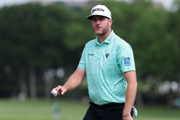 MCKINNEY, TX - MAY 04: Tyler Pendrith (CAN) waives to fans after making a birdie putt on the 11th hole during the third round of the PGA, Golf Herren CJ CUP Byron Nelson on May 4, 2024, at TPC Craig Ranch in McKinney, TX. (Photo by David Buono Icon Sportswire) GOLF: MAY 04 PGA CJ CUP Byron Nelson EDITORIAL USE ONLY Icon240504143