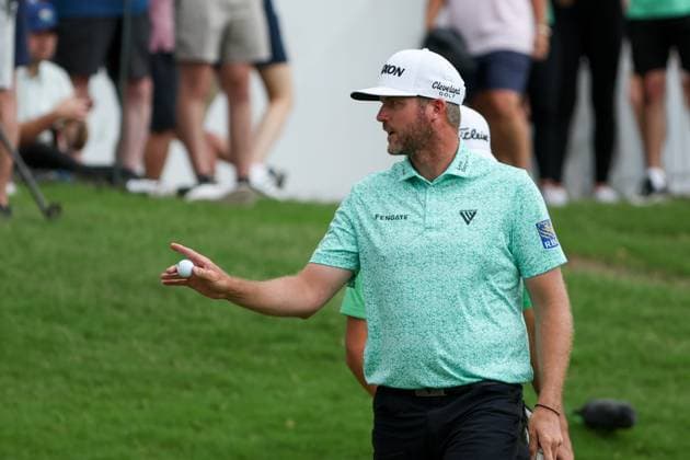MCKINNEY, TX - MAY 04: Tyler Pendrith (CAN) wavies to fans after making a birdie putt on the 12th green during the third round of the PGA, Golf Herren CJ CUP Byron Nelson on May 4, 2024, at TPC Craig Ranch in McKinney, TX. (Photo by David Buono Icon Sportswire) GOLF: MAY 04 PGA CJ CUP Byron Nelson EDITORIAL USE ONLY Icon240504151