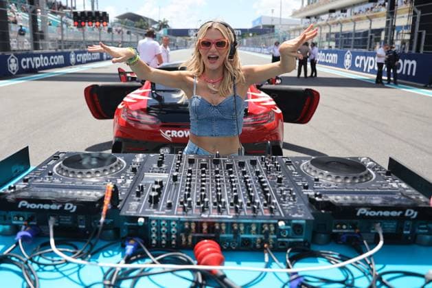 Sport Bilder des Tages F1 Miami Grand Prix 2024 Sprint And Qualifying Anna de Ferran before Sprint ahead of the Formula 1 Miami Grand Prix at Miami International Autodrome in Miami, United States on May 4, 2024. Miami United States  Copyright: xJakubxPorzyckix originalFilename:porzycki-f1miamig240504_np5je.jpg