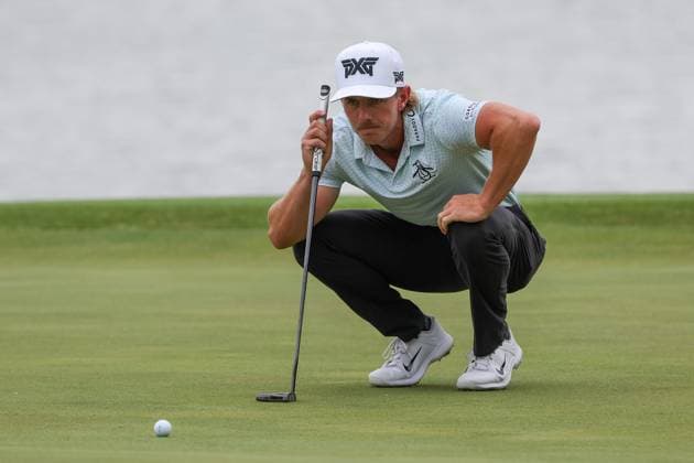 MCKINNEY, TX - MAY 04: Jake Knapp (USA) kneels down to read the 15th green during the third round of the PGA, Golf Herren CJ CUP Byron Nelson on May 4, 2024, at TPC Craig Ranch in McKinney, TX. (Photo by David Buono Icon Sportswire) GOLF: MAY 04 PGA CJ CUP Byron Nelson EDITORIAL USE ONLY Icon240504178