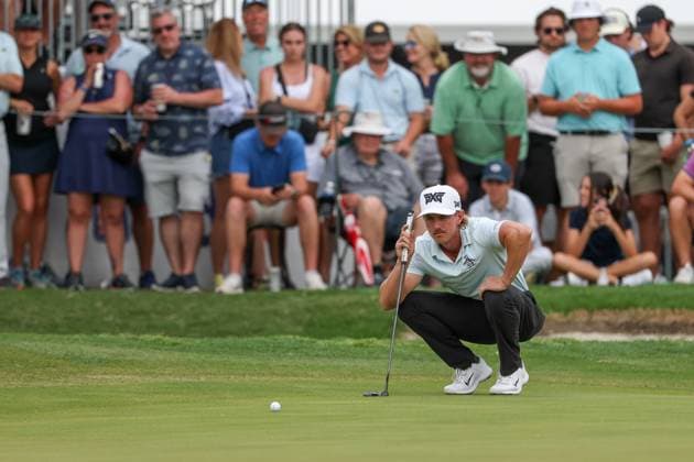 MCKINNEY, TX - MAY 04: Jake Knapp (USA) lines up a birdie attempt with fans in the background during the third round of the PGA, Golf Herren CJ CUP Byron Nelson on May 4, 2024, at TPC Craig Ranch in McKinney, TX. (Photo by David Buono Icon Sportswire) GOLF: MAY 04 PGA CJ CUP Byron Nelson EDITORIAL USE ONLY Icon240504193