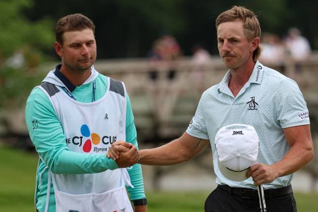 MCKINNEY, TX - MAY 04: Jake Knapp (USA) shakes hte hand of his caddie after finishing second place after the third round of the PGA, Golf Herren CJ CUP Byron Nelson on May 4, 2024, at TPC Craig Ranch in McKinney, TX. (Photo by David Buono Icon Sportswire) GOLF: MAY 04 PGA CJ CUP Byron Nelson EDITORIAL USE ONLY Icon240504208