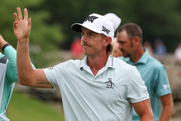 MCKINNEY, TX - MAY 04: Jake Knapp (USA) waives to fans as he leaves the 18th green during the third round of the PGA, Golf Herren CJ CUP Byron Nelson on May 4, 2024, at TPC Craig Ranch in McKinney, TX. (Photo by David Buono Icon Sportswire) GOLF: MAY 04 PGA CJ CUP Byron Nelson EDITORIAL USE ONLY Icon240504209