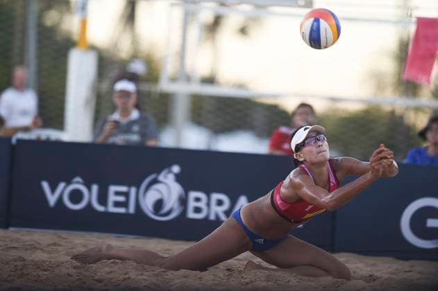 (240505) -- BRASILIA, May 5, 2024 -- Xue Chen of China competes during the quarterfinal match between Xue Chen Xia Xinyi of China and Kristen Nuss Taryn Kloth of the United States at the Volleyball World Beach Pro Tour Elite 16 2024 in Brasilia, Brazil, May 4, 2024. (Photo by Xinhua) (SP)BRAZIL-BRASILIA Beach volleyball, Beachvolleyball PRO TOUR-WOMEN-QUARTERFINALS LucioxTavora 