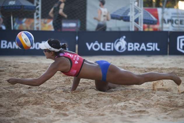 (240505) -- BRASILIA, May 5, 2024 -- Xia Xinyi of China competes during the quarterfinal match between Xue Chen Xia Xinyi of China and Kristen Nuss Taryn Kloth of the United States at the Volleyball World Beach Pro Tour Elite 16 2024 in Brasilia, Brazil, May 4, 2024. (Photo by Xinhua) (SP)BRAZIL-BRASILIA Beach volleyball, Beachvolleyball PRO TOUR-WOMEN-QUARTERFINALS LucioxTavora 