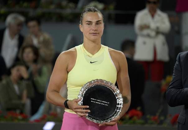 Mutua Madrid Open - Day Twelve Aryna Sabalenka of Belarus is receiving the second place trophy after losing to Iga Swiatek of Poland during the WTA, Tennis Damen Singles Final of the Mutua Madrid Open 2024, ATP, Tennis Herren Masters 1000 and WTA 1000, at Caja Magica in Madrid, Spain, on May 4, 2024. Madrid Spain  Copyright: xJuanxCarlosxLucasx originalFilename:lucas-notitle240505_npET1.jpg