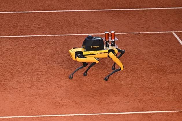 Iga Swiatek Wins Mutua Open Final - Madrid A robot brings the balls for the final match at the Mutua Madrid Open in Madrid , Spain, on May, 4, 2024. Photo by Corinne Dubreuil ABACAPRESS.COM Madrid Spain  Copyright: xDubreuilxCorinne ABACAx