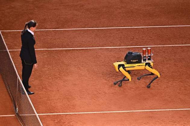 Iga Swiatek Wins Mutua Open Final - Madrid A robot brings the balls for the final match at the Mutua Madrid Open in Madrid , Spain, on May, 4, 2024. Photo by Corinne Dubreuil ABACAPRESS.COM Madrid Spain  Copyright: xDubreuilxCorinne ABACAx