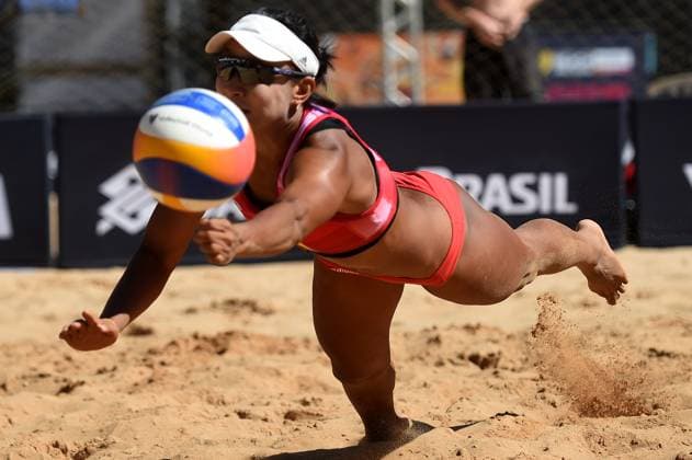 (240505) -- BRASILIA, May 5, 2024 -- Xia Xinyi of China competes during the round of 16 match between Xue Chen Xia Xinyi of China and Tina Graudina Anastasija Samoilova of Latvia at the Volleyball World Beach Pro Tour Elite 16 2024 in Brasilia, Brazil, May 4, 2024. (Photo by Xinhua) (SP)BRAZIL-BRASILIA Beach volleyball, Beachvolleyball PRO TOUR-WOMEN-CHN VS LAT LucioxTavora 