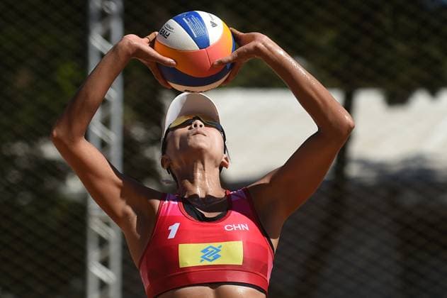 (240505) -- BRASILIA, May 5, 2024 -- Xue Chen of China competes during the round of 16 match between Xue Chen Xia Xinyi of China and Tina Graudina Anastasija Samoilova of Latvia at the Volleyball World Beach Pro Tour Elite 16 2024 in Brasilia, Brazil, May 4, 2024. (Photo by Xinhua) (SP)BRAZIL-BRASILIA Beach volleyball, Beachvolleyball PRO TOUR-WOMEN-CHN VS LAT LucioxTavora 