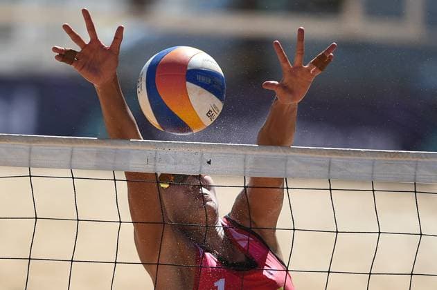 (240505) -- BRASILIA, May 5, 2024 -- Xue Chen of China competes during the round of 16 match between Xue Chen Xia Xinyi of China and Tina Graudina Anastasija Samoilova of Latvia at the Volleyball World Beach Pro Tour Elite 16 2024 in Brasilia, Brazil, May 4, 2024. (Photo by Xinhua) (SP)BRAZIL-BRASILIA Beach volleyball, Beachvolleyball PRO TOUR-WOMEN-CHN VS LAT LucioxTavora 