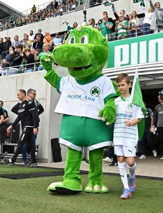 04 05 2024 Soccer Season 2023 2024 2 Soccer Bundesliga 32 Matchday SpVgg Greuther Fürth Kleeblatt TSV Eintracht Braunschweig BTSV Sportfoto Zink xwoxzix DFL regulations prohibit any use of photographs as image sequences and or quasi video only for editorial use Dragon Eddy Mascot SpVgg Greuther Fürth runs in