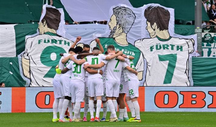 04 05 2024 Soccer Season 2023 2024 2 Soccer Bundesliga 32 Matchday SpVgg Greuther Fürth Kleeblatt TSV Eintracht Braunschweig BTSV Sportfoto Zink xwoxzix DFL regulations prohibit any use of photographs as image sequences and or quasi video only for editorial use Teamkreis Mannschaft Team Fürth before the start of the match