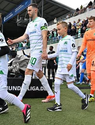 04 05 2024 Soccer Season 2023 2024 2 Soccer Bundesliga 32 Matchday SpVgg Greuther Fürth Kleeblatt TSV Eintracht Braunschweig BTSV Sportfoto Zink xwoxzix DFL regulations prohibit any use of photographs as image sequences and or quasi video only for editorial use Branimir Hrgota 10 SpVgg Greuther Fürth läuft ein