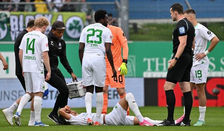 04 05 2024 Soccer Season 2023 2024 2 Soccer Bundesliga 32 Matchday SpVgg Greuther Fürth Kleeblatt TSV Eintracht Braunschweig BTSV Sportfoto Zink xwoxzix DFL regulations prohibit any use of photographs as image sequences and or quasi video only for editorial use Maximilian Solomon Dietz 33, SpVgg Greuther Fürth battered on the ground injured Injury
