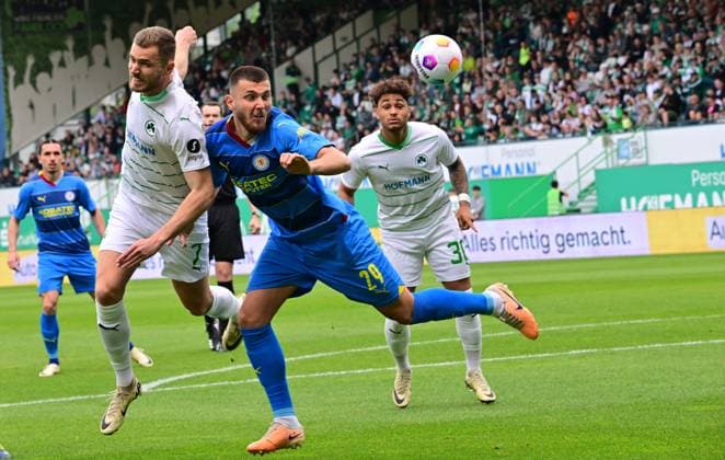 04 05 2024 Soccer Season 2023 2024 2 Soccer Bundesliga 32 Matchday SpVgg Greuther Fürth Kleeblatt TSV Eintracht Braunschweig BTSV Sportfoto Zink xwoxzix DFL regulations prohibit any use of photographs as image sequences and or quasi video only for editorial use Dennis Srbeny 7, SpVgg Greuther Fürth in header duel with Hasan Kurucay 29, Eintracht Braunschweig BTSV EBS