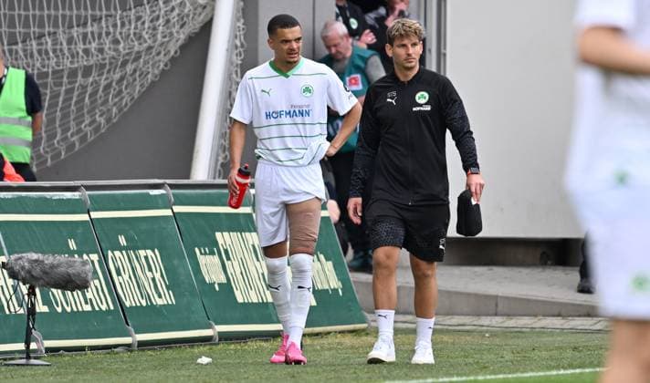 04 05 2024 Soccer Season 2023 2024 2 Soccer Bundesliga 32 Matchday SpVgg Greuther Fürth Kleeblatt TSV Eintracht Braunschweig BTSV Sportfoto Zink xwoxzix DFL regulations prohibit any use of photographs as image sequences and or quasi video only for editorial use Maximilian Solomon Dietz 33, SpVgg Greuther Fürth muss angeschlagen aufgeben verletzt Verletzung Maximilian Solomon Dietz 33, SpVgg Greuther Fürth Dr Stefan Söllner Teamarzt SpVgg Greuther Fürth