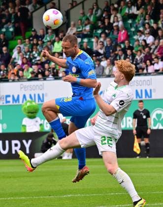04 05 2024 Soccer Season 2023 2024 2 Soccer Bundesliga 32 Matchday SpVgg Greuther Fürth Kleeblatt TSV Eintracht Braunschweig BTSV Sportfoto Zink xwoxzix DFL regulations prohibit any use of photographs as image sequences and or quasi video only for editorial use Marvin Rittmüller Rittmueller 18, Eintracht Braunschweig BTSV EBS Robert Wagner 22, SpVgg Greuther Fürth