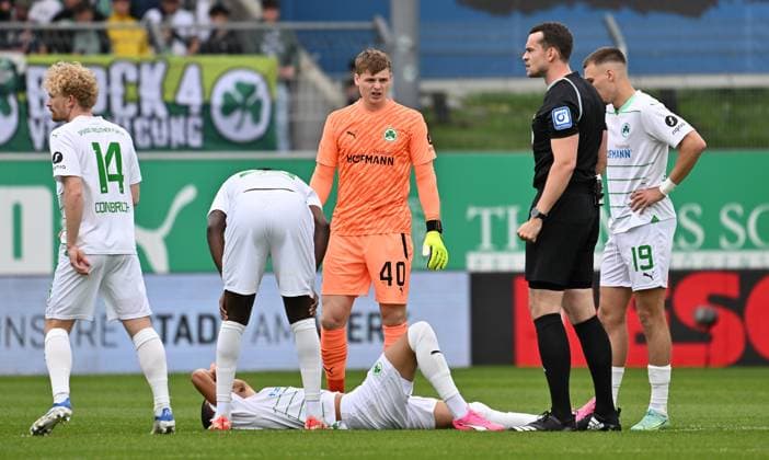 04 05 2024 Soccer Season 2023 2024 2 Soccer Bundesliga 32 Matchday SpVgg Greuther Fürth Kleeblatt TSV Eintracht Braunschweig BTSV Sportfoto Zink xwoxzix DFL regulations prohibit any use of photographs as image sequences and or quasi video only for editorial use Maximilian Solomon Dietz 33, SpVgg Greuther Fürth injured on the ground Injury from left Jomaine Consbruch 14, SpVgg Greuther Fürth Gideon Jung 23, SpVgg Greuther Fürth Jonas Urbig 40, SpVgg Greuther Fürth Richard Hempel Referee Tim Lemperle 19, SpVgg Greuther Fürth