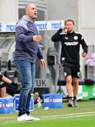 04 05 2024 Soccer Season 2023 2024 2 Soccer Bundesliga 32 Matchday SpVgg Greuther Fürth Kleeblatt TSV Eintracht Braunschweig BTSV Sportfoto Zink xwoxzix DFL regulations prohibit any use of photographs as image sequences and or quasi video only for editorial use Daniel Scherning Trainer Eintracht Braunschweig BTSV EBS