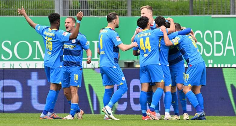 04 05 2024 Soccer Season 2023 2024 2 Soccer Bundesliga 32 Matchday SpVgg Greuther Fürth Kleeblatt TSV Eintracht Braunschweig BTSV Sportfoto Zink xwoxzix DFL regulations prohibit any use of photographs as image sequences and or quasi video only for editorial use Torjubel Jubel nach Treffer Torschuß zum 0 1 durch Thorir Johann Helgason 20, Eintracht Braunschweig BTSV EBS